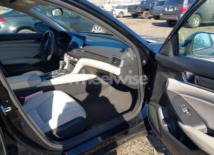 Photo 5 of 2018 Honda Accord LX (VIN 1HGCV1F13JA257932)