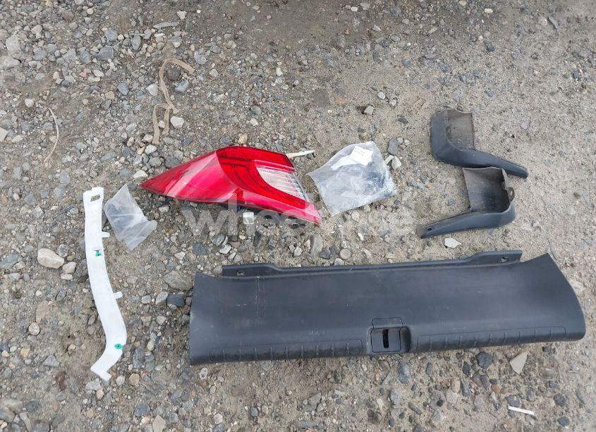 Photo 12 of 2018 Honda Accord LX (VIN 1HGCV1F1XJA095443)