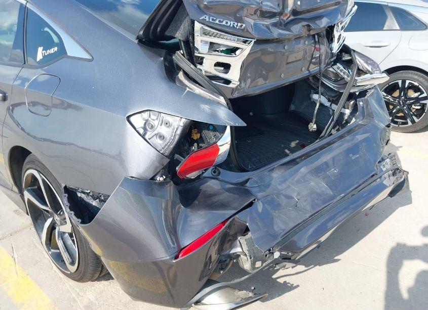 Photo 18 of 2018 Honda Accord SPORT (VIN 1HGCV1F30JA216899)