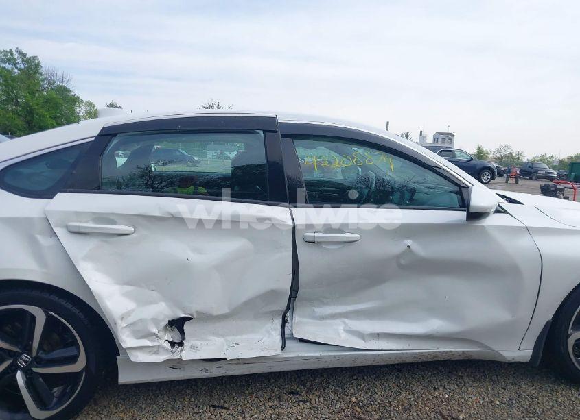 Photo 17 of 2018 Honda Accord SPORT (VIN 1HGCV1F31JA069931)