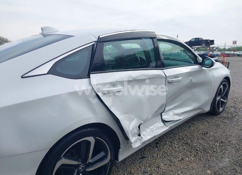 Photo 18 of 2018 Honda Accord SPORT (VIN 1HGCV1F31JA069931)