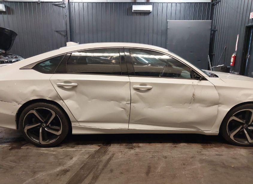 Photo 21 of 2018 Honda Accord SPORT (VIN 1HGCV1F33JA095222)