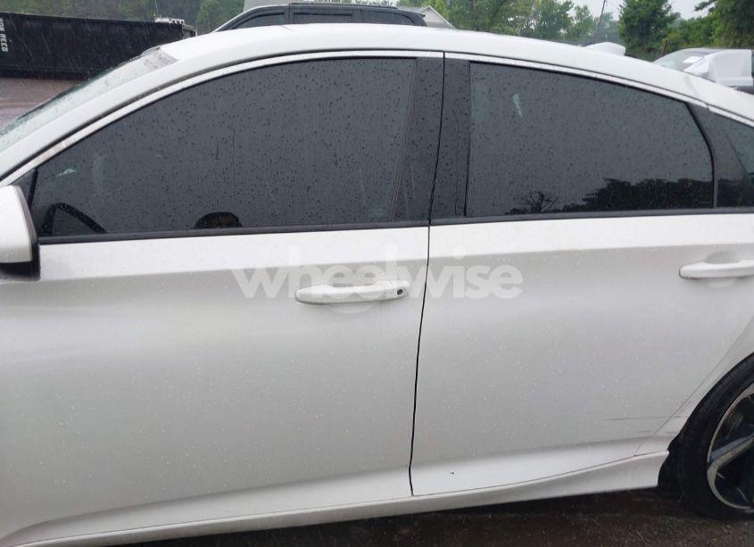 Photo 14 of 2018 Honda Accord SPORT (VIN 1HGCV1F33JA208053)