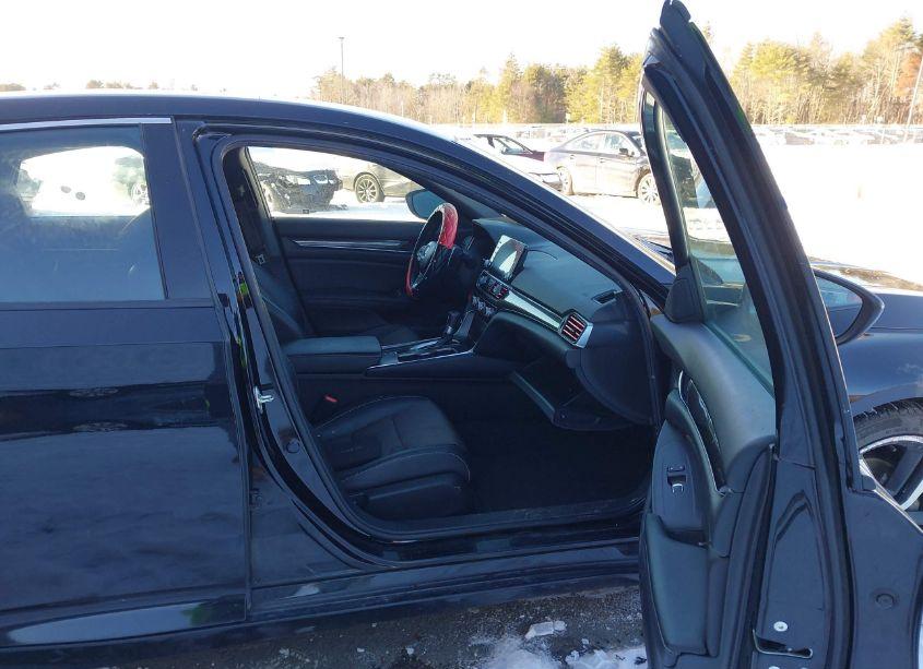 Photo 5 of 2019 Honda Accord SPORT (VIN 1HGCV1F33KA158739)