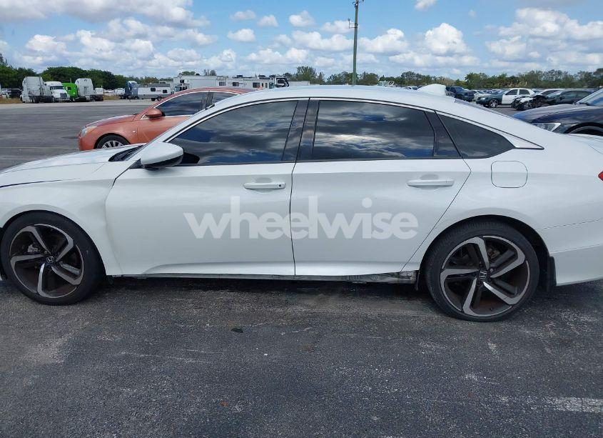 Photo 15 of 2018 Honda Accord SPORT (VIN 1HGCV1F34JA095357)