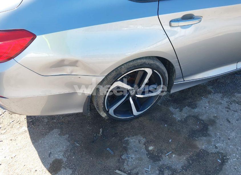 Photo 19 of 2018 Honda Accord SPORT (VIN 1HGCV1F3XJA006259)