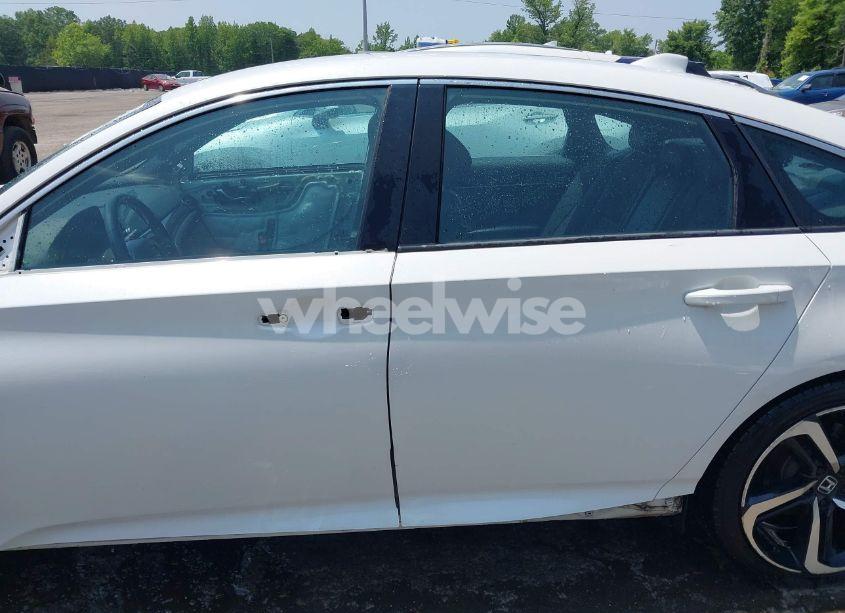 Photo 15 of 2018 Honda Accord SPORT (VIN 1HGCV1F3XJA058832)