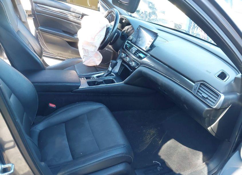 Photo 5 of 2019 Honda Accord SPORT (VIN 1HGCV1F3XKA039893)