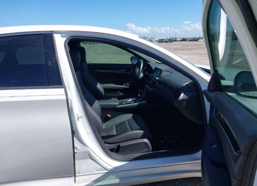 Photo 5 of 2022 Honda Accord SPORT (VIN 1HGCV1F3XNA103824)