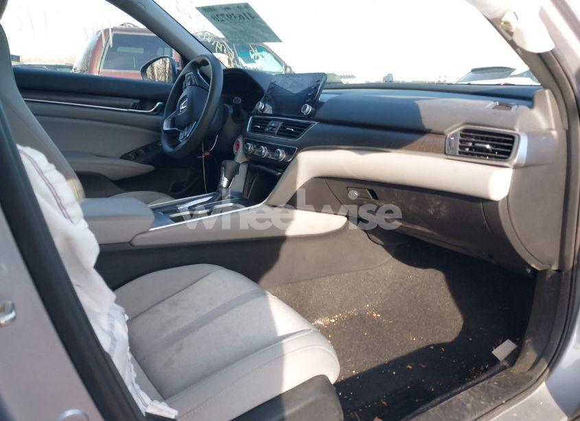 Photo 5 of 2018 Honda Accord EX (VIN 1HGCV1F40JA084106)