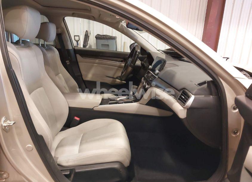 Photo 5 of 2018 Honda Accord EX (VIN 1HGCV1F47JA133995)