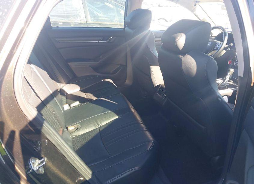 Photo 8 of 2018 Honda Accord EX-L (VIN 1HGCV1F52JA033666)