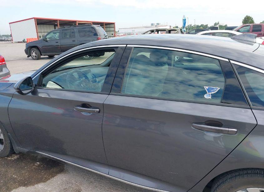 Photo 18 of 2018 Honda Accord EX-L (VIN 1HGCV1F52JA093172)