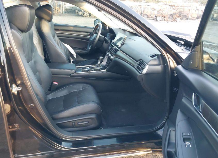 Photo 5 of 2018 Honda Accord EX-L (VIN 1HGCV1F52JA173989)