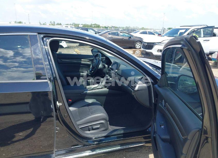 Photo 5 of 2019 Honda Accord EX-L (VIN 1HGCV1F55KA056098)