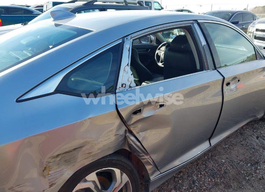 Photo 6 of 2018 Honda Accord EX-L (VIN 1HGCV1F65JA103475)