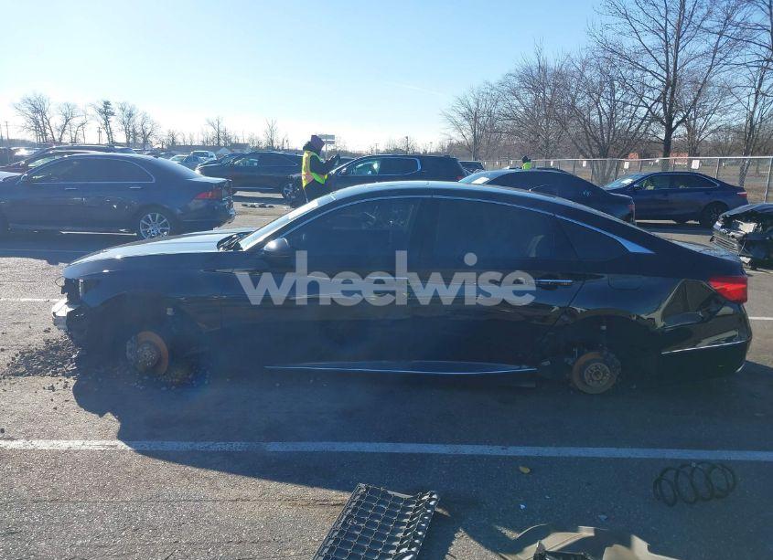 Photo 14 of 2018 Honda Accord TOURING (VIN 1HGCV1F94JA028732)