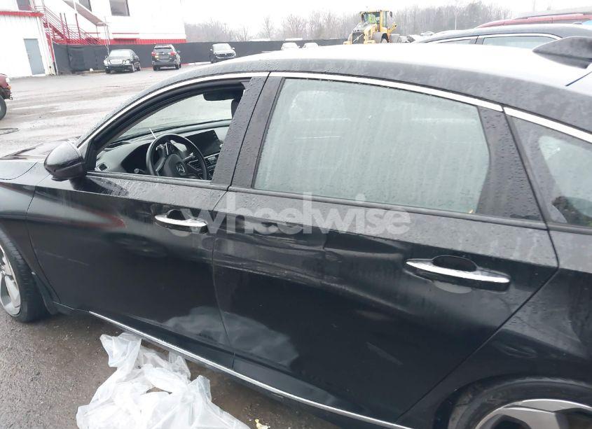 Photo 14 of 2018 Honda Accord TOURING (VIN 1HGCV1F94JA099221)