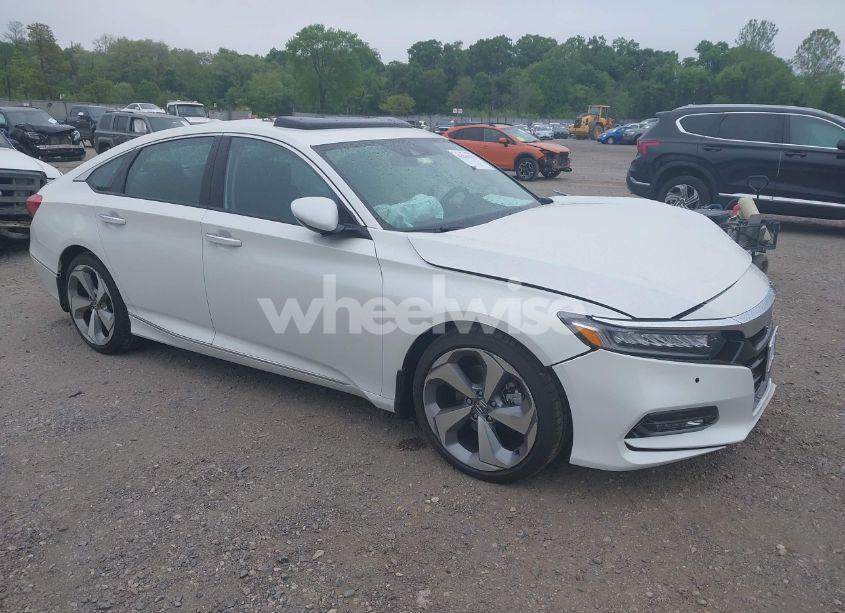 2018 Honda Accord TOURING (VIN 1HGCV1F96JA010037) main photo
