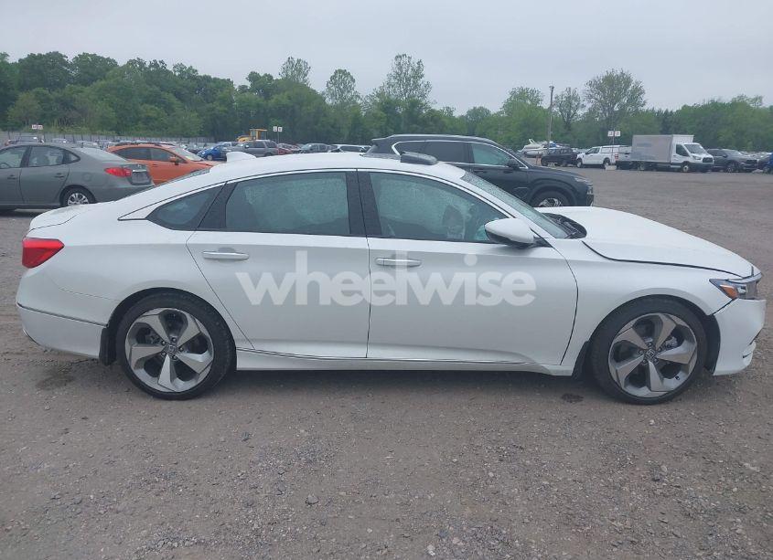 Photo 14 of 2018 Honda Accord TOURING (VIN 1HGCV1F96JA010037)