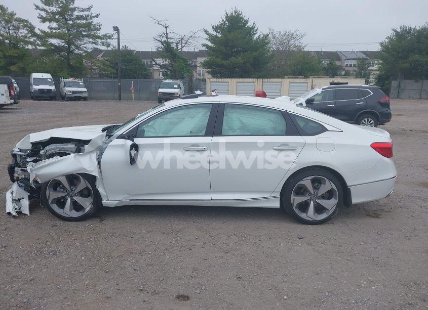 Photo 15 of 2018 Honda Accord TOURING (VIN 1HGCV1F96JA010037)