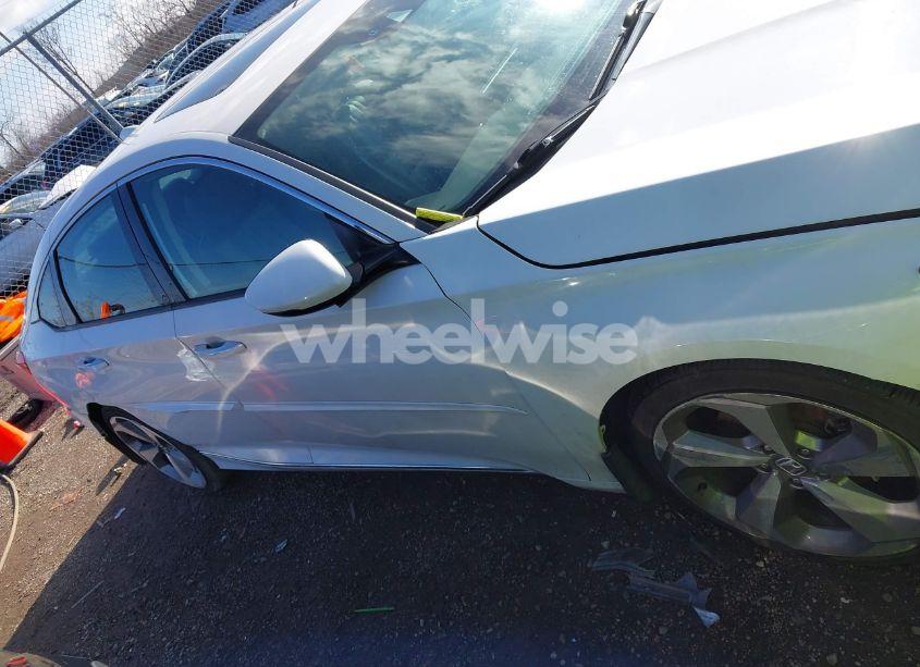 Photo 13 of 2018 Honda Accord TOURING (VIN 1HGCV1F96JA013679)