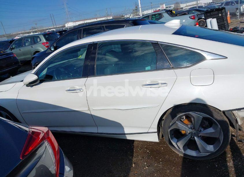Photo 14 of 2018 Honda Accord TOURING (VIN 1HGCV1F96JA013679)