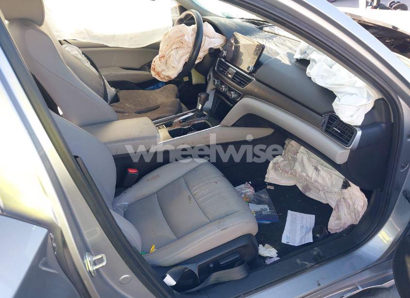 Photo 5 of 2018 Honda Accord TOURING (VIN 1HGCV1F96JA104550)