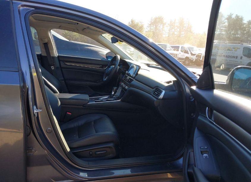 Photo 5 of 2018 Honda Accord TOURING (VIN 1HGCV1F96JA105780)