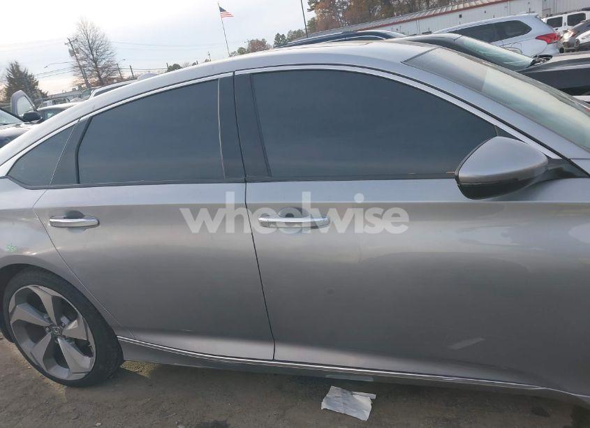 Photo 13 of 2018 Honda Accord TOURING (VIN 1HGCV1F96JA186439)