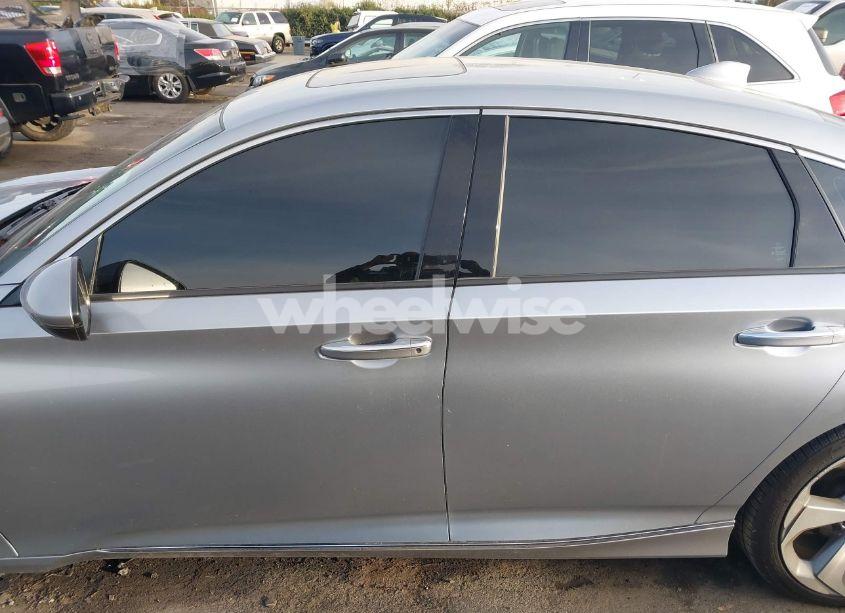 Photo 14 of 2018 Honda Accord TOURING (VIN 1HGCV1F96JA186439)
