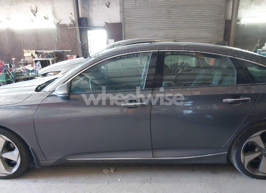 Photo 14 of 2018 Honda Accord TOURING (VIN 1HGCV1F97JA002674)