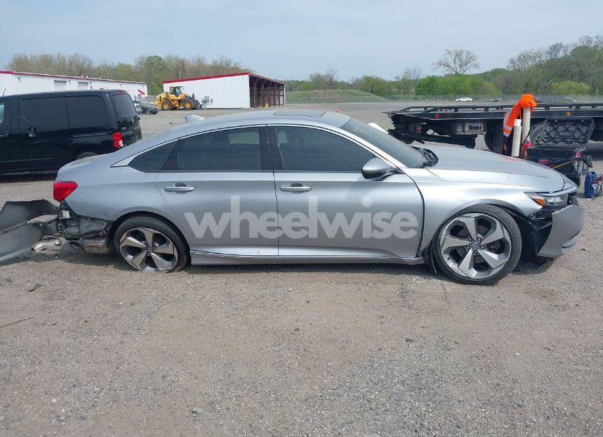 Photo 12 of 2018 Honda Accord TOURING (VIN 1HGCV1F97JA072451)