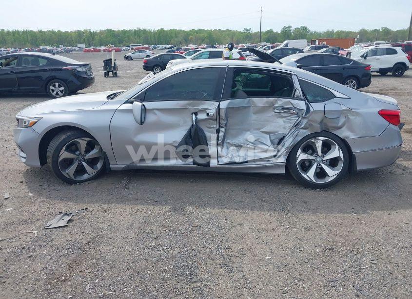 Photo 13 of 2018 Honda Accord TOURING (VIN 1HGCV1F97JA072451)