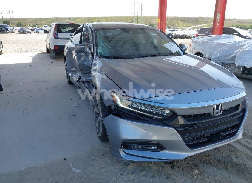 2018 Honda Accord TOURING (VIN 1HGCV1F98JA180710) main photo