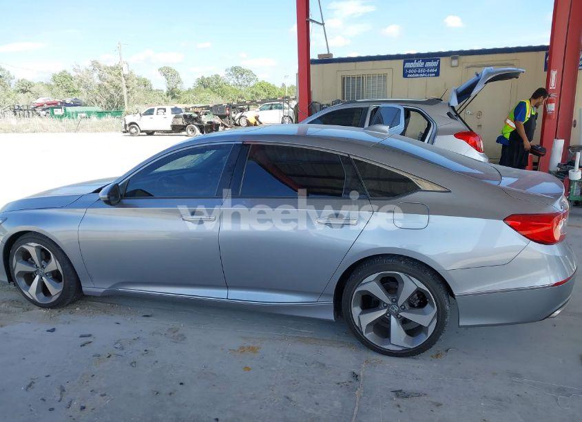 Photo 14 of 2018 Honda Accord TOURING (VIN 1HGCV1F98JA180710)