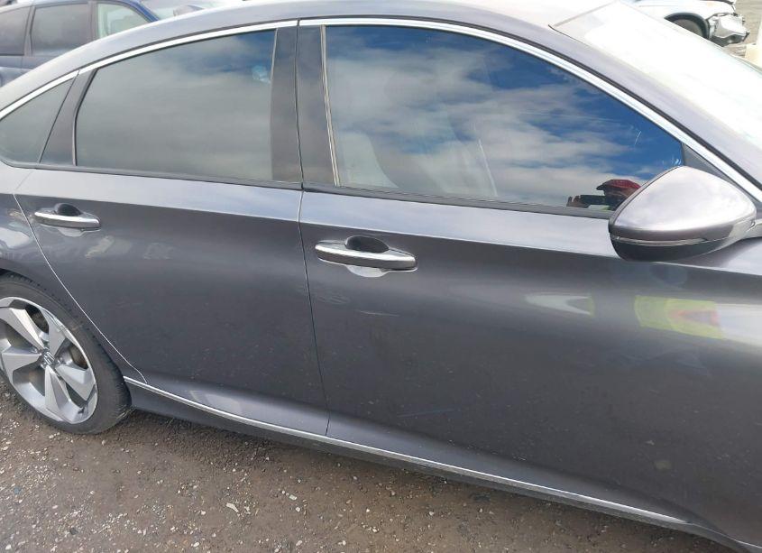 Photo 13 of 2018 Honda Accord TOURING (VIN 1HGCV1F99JA002093)