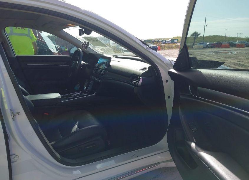 Photo 5 of 2018 Honda Accord TOURING (VIN 1HGCV1F99JA067381)