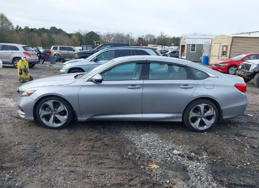 Photo 15 of 2018 Honda Accord TOURING (VIN 1HGCV1F99JA077764)