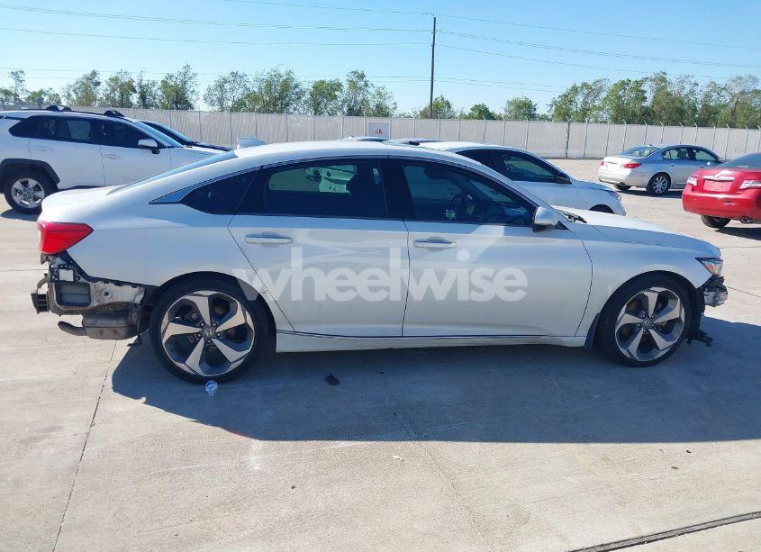 Photo 13 of 2018 Honda Accord TOURING (VIN 1HGCV1F99JA140359)