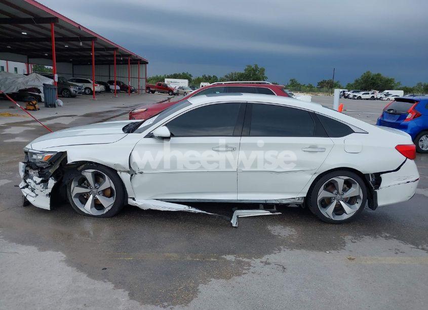 Photo 14 of 2018 Honda Accord TOURING (VIN 1HGCV1F9XJA047799)