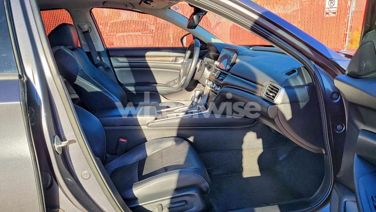 Photo 5 of 2018 HONDA ACCORD TOURING (VIN 1HGCV1F9XJA076588)