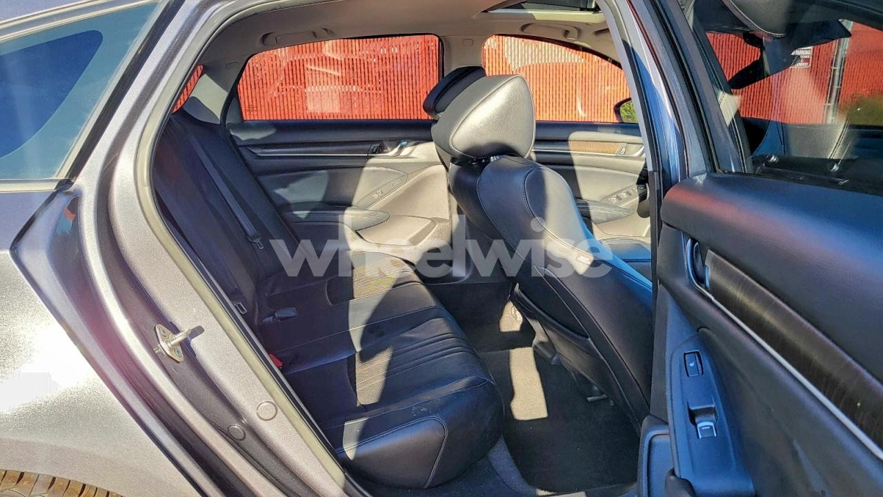 Photo 6 of 2018 HONDA ACCORD TOURING (VIN 1HGCV1F9XJA076588)