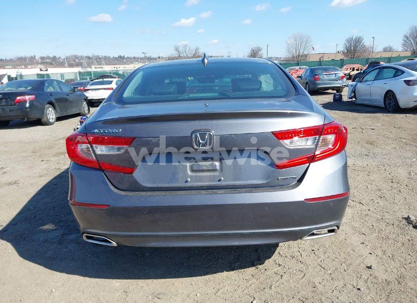 Photo 15 of 2018 Honda Accord TOURING (VIN 1HGCV1F9XJA078650)