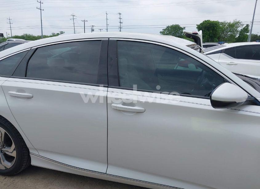 Photo 13 of 2018 Honda Accord EX-L 2.0T (VIN 1HGCV2F66JA015749)