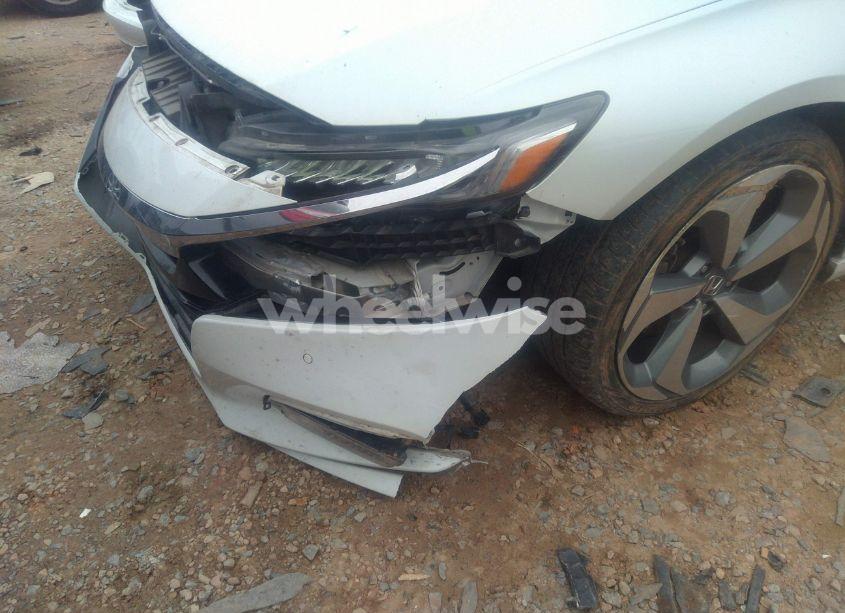 Photo 18 of 2018 Honda Accord TOURING 2.0T (VIN 1HGCV2F92JA003561)