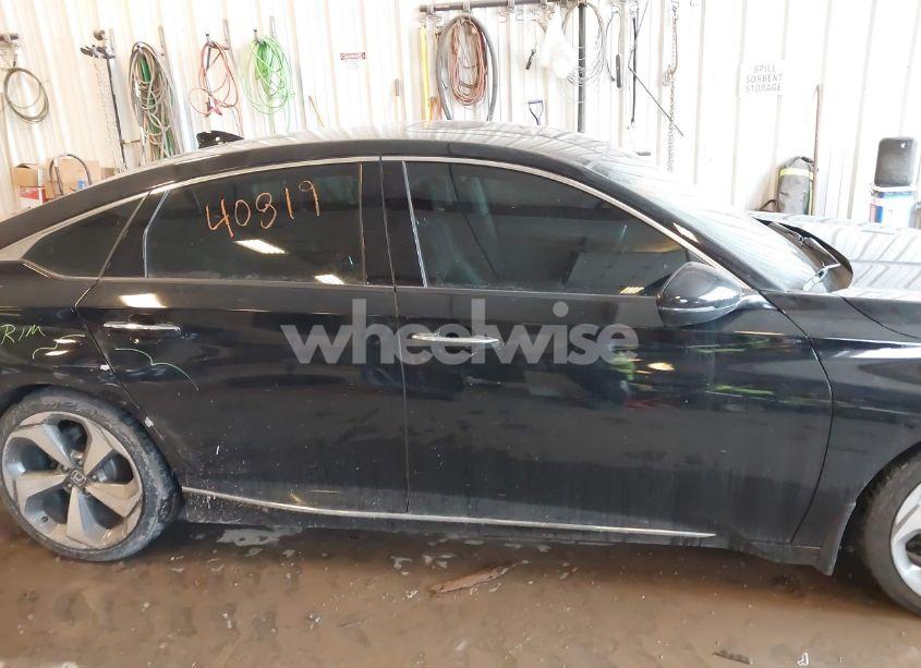 Photo 13 of 2018 Honda Accord TOURING 2.0T (VIN 1HGCV2F98JA008439)