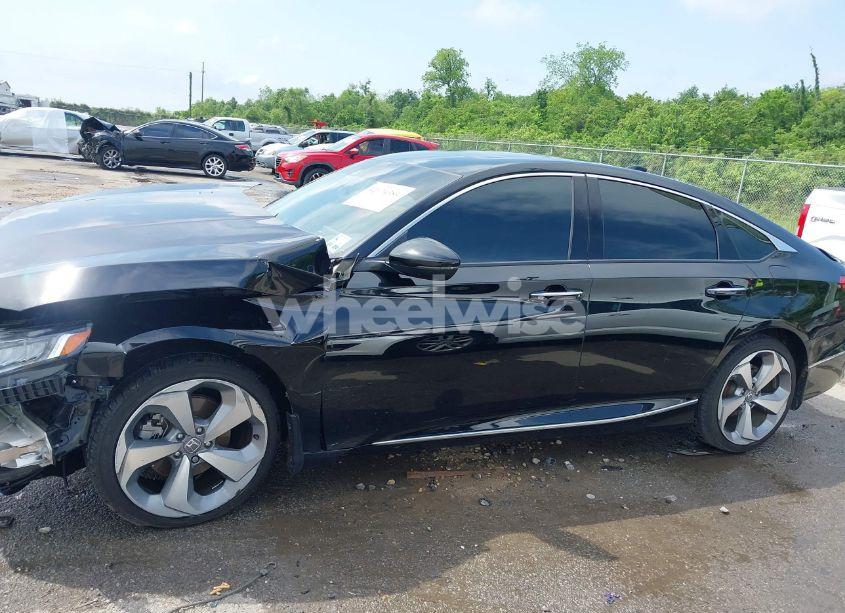 Photo 15 of 2018 Honda Accord TOURING 2.0T (VIN 1HGCV2F98JA010935)