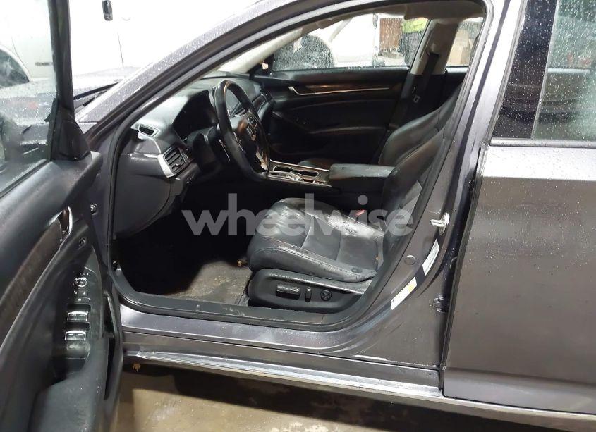 Photo 5 of 2019 Honda Accord TOURING (VIN 1HGCV2F99KA031634)