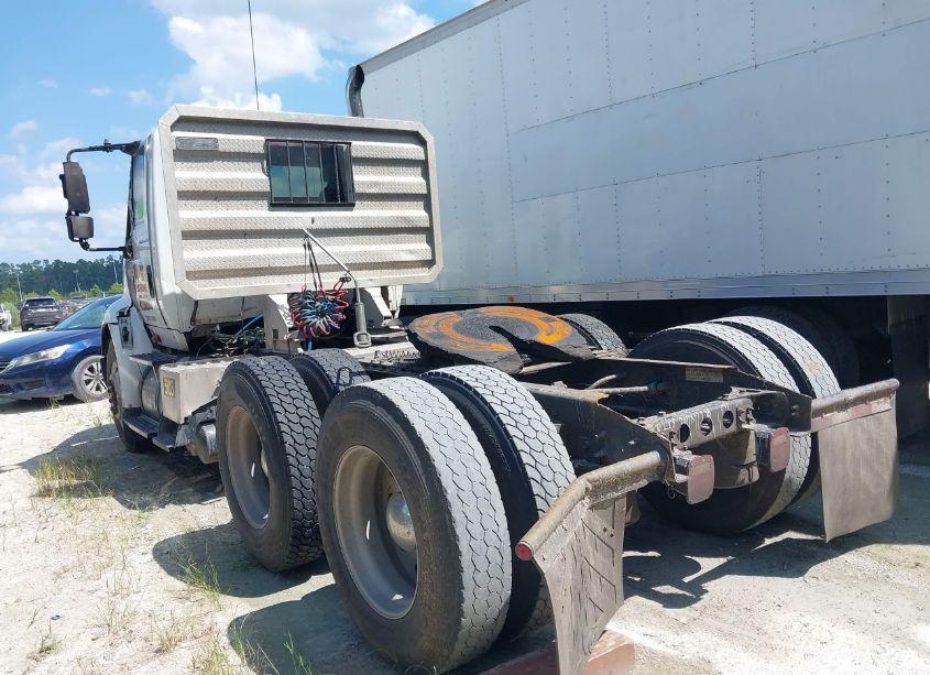 Photo 3 of 2006 International 8600 8600 (VIN 1HSHXSBR26J258505)